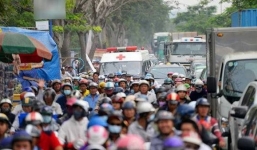 'Bứt rứt' hình ảnh phương tiện dừng đèn đỏ ‘mặc kệ’ xe cấp cứu, bên trong bác sĩ cố ‘níu kéo’ mạng sống 