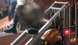 Nữ sinh do về muộn nên trèo rào vào trường, váy bị mắc kẹt phải gọi cứu hộ khiến CĐM 'dở khóc dở cười'