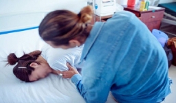 ‘Dở trận’ không nghe điện thoại, chồng bỏ lỡ cơ hội gặp vợ trong phòng sinh