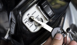 Tắt máy xe khi dừng đèn đỏ có tiết kiệm như bạn tưởng?