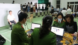 Nữ đại uý dùng khẩu hình để giao tiếp, giúp cô gái khuyết tật làm căn cước công dân