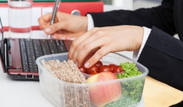 Vì sao Pháp không cho phép nhân viên ăn trưa tại bàn làm việc?