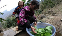 Cô bé dân tộc mất bố mẹ sau trận lũ lịch sử, 8 tuổi đã ‘một mình nuôi em’ 10 năm trước giờ ra sao?