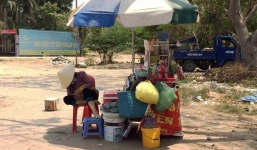 Chàng trai nước ngoài ngỡ ngàng vì chủ quán VN đang bán hàng thì… lăn ra ngủ?