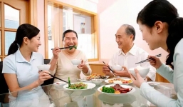 Con gái dẫn về anh chàng nói nhiều, bố chỉ gửi đúng 1 tin nhắn nhưng khiến cô gái trăn trở