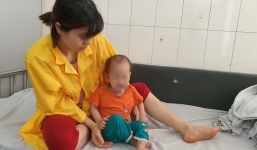 Người mẹ dù ‘ngẩn ngơ, đi lang thang vô định nhưng luôn nhớ ôm theo con