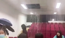 Sinh viên chạy ‘mất dép’ vì đang ngồi học bỗng sập trần do… mưa to