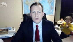 Bé gái ‘chất lừ’ xông thẳng vào cuộc PV trực tiếp của bố giáo sư sau 4 năm giờ ra sao?