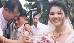 Chú rể ‘nức nở’ hơn cả cô dâu, ôm bố vợ ‘bịn rịn’ chào tạm biệt 