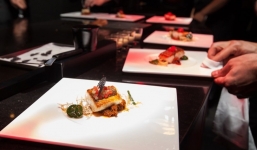 Vì sao nhà hàng sang trọng lại chỉ phục vụ khẩu phần bé ‘không bõ dính răng’?