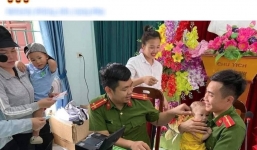 Mẹ bỉm sữa bận làm CCCD nên giao luôn em bé cho các chú công an chơi cùng