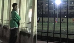 ‘Chạnh lòng’ tài xế công nghệ ngẩn ngơ nhìn vào sân bóng nhưng không thể tham gia vì mưu sinh