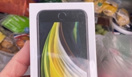 Khách hàng ‘trúng số’: Đặt mua vài cân táo đỏ, nhận về luôn 1 chiếc ‘táo khuyết’ iPhone SE