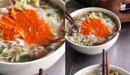 Chàng trai suýt ‘ngất’ khi đổ lọ tương ớt ra ăn tại quán phở lề đường