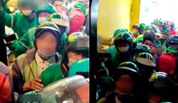 Một tiệm mì ở Sài Gòn có gì hot mà shipper ‘chen chân’ nườm nượp order đồ ăn?