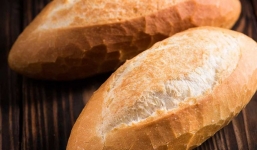 Người Việt có 2 cách ăn ‘bánh mì không’ dù ‘ngang ngược’ nhưng rất thuyết phục