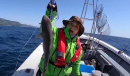 Quỳnh Trần JP lại khiến MXH ‘dậy sóng’ khi ra biển câu cá mập con, thưởng thức ngay trên thuyền