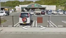 Siêu thị bán hết veo những lon bia bị móp trong “một nốt nhạc” chỉ nhờ 1 tấm biển