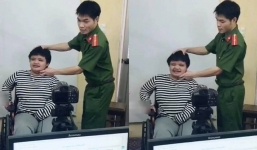 ‘Ấm lòng’ anh cán bộ tỉ mỉ giúp người khuyết tật định hình ống kính, chụp ảnh CCCD