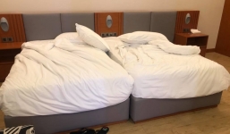 Du khách tính thêm 500k vì kê 2 giường sát nhau khiến CĐM xôn xao