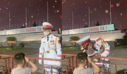 Chú bộ độ gác lăng Bác cẩn thận ‘hướng dẫn’ cậu bé chào đúng tư thế gây sốt CĐM
