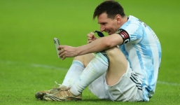 Messi ra sân cỏ là ‘cá mập’, về nhà là ‘cá con’: Call video khoe huy chương với vợ