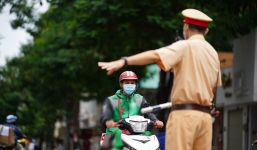 Cô nàng ‘ngây thơ’ đặt đồ ăn online rồi ‘đứng hình’ khi tiền ship gấp trăm lần tiền hàng