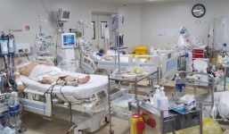 Bác sĩ TP.HCM đối diện 'siêu' áp lực: 25 bác sĩ phục vụ 2.300 bệnh nhân, Xe cấp cứu nhập viện cả ngày lẫn đêm