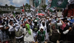 Bức ảnh quan chức Ấn Độ khiến người dân ‘sôi sục’ trước làn sóng Covid-19