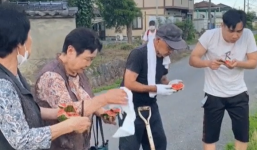 Du học sinh Nhật có động thái bất ngờ khi bị người Nhật bắt gặp hái dưa hấu dại