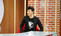 Nathan Lee đang hát thì bị tắt mic, ‘tiện’ khoe luôn giọng hát ‘sang xịn mịn’ của mình