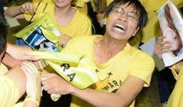 Cuộc sống sau 9 năm của nam sinh khóc ngất vì gặp thần tượng Hàn Quốc ở Nội Bài