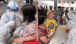 Hành động bất ngờ của nhân viên y tế khi em bé hoảng hốt vì lấy dịch họng