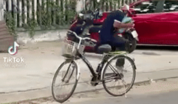 Clip: Thái độ khi nhận thực phẩm hỗ trợ của người đàn ông khiến CĐM ‘không hiểu chuyện gì’