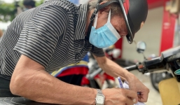 Người đàn ông run rẩy khai ‘di biến động dân cư’, CSGT lập tức đặc cách cho đi khi biết lí do