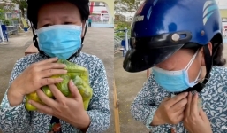 Người phụ nữ bật khóc khi mở túi từ thiện: 'Đây là túi chanh nặng nhất tôi từng thấy'