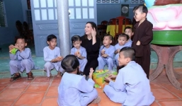 Clip con nuôi Phi Nhung khóc tràn nước mắt, ngóng trông mẹ về