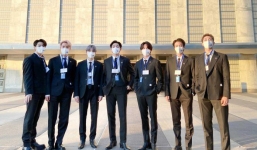 Ý nghĩa không tưởng của ‘pin cài áo 17 màu’ BTS dùng tại Đại Hội đồng Liên Hợp Quốc 