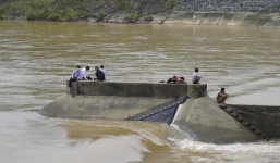 Quảng Trị: Giải cứu Phó Giám đốc Sở GTVT cùng 6 người mắc kẹt giữa sông Thạch Hãn