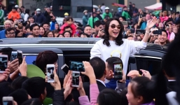 Mỹ Tâm được fan nhí tặng quà, 1 lúc sau ‘chưng hửng’ vì hành động vô tư 