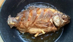 Chẳng cần bột mì, chỉ 1 nguyên liệu ‘luôn sẵn’ trong nhà bếp sẽ giúp chiên cá vàng giòn mà không dính chảo