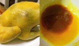 Luộc gà chỉ cần bỏ 1 thứ nước này, da gà sẽ vàng ươm, căng bóng nhẫy đẹp mắt