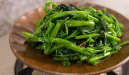 Luộc hay xào rau chỉ cần cho 1 thứ này sẽ trông xanh mướt, ngon giòn hấp dẫn