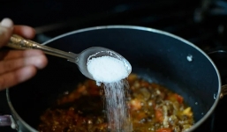 Lỡ nêm muối quá mặn, đừng vội thêm nước, hãy bỏ ngay thứ này để khắc phục trong 1 nốt nhạc