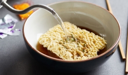 Vì sao sợi mì tôm cong còn phở, bún miếng lại thẳng?: Ăn bao lâu mà giờ mới biết