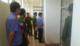 Phạm nhân mượn điện thoại CA huyện ‘báo nhà’ nhưng gọi luôn CA tỉnh tố cáo, 9 cán bộ bị kỷ luật