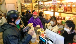 Thời tiết Hà Nội mưa rét, người dân vẫn đi lên phố cổ sắm Tết