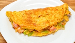 Rán trứng đừng đổ thẳng vào chảo, làm ngay 1 bước giúp trứng xốp mềm tan