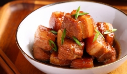 Thịt kho tàu nấu với đường phèn hay đường trắng để ngọt thịt, mềm tan lại nhanh chín?