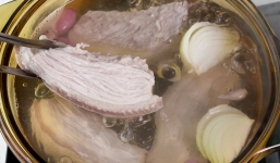 Luộc thịt ba chỉ không cần nước: Tuyệt chiêu khiến thịt mềm tan, đậm vị vô cùng